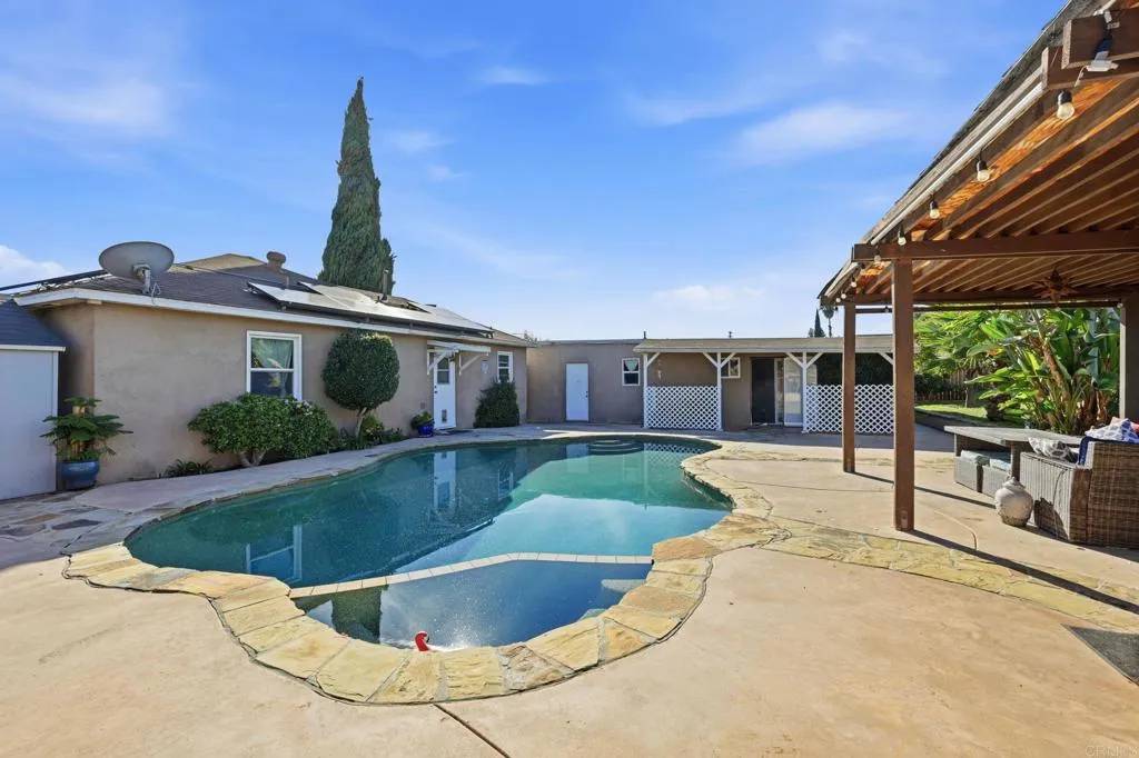 Escondido, CA 92026,558 E El Norte Parkway