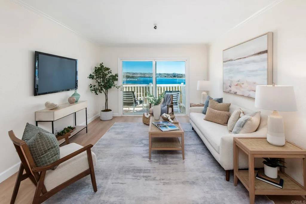 San Diego, CA 92109,3991 Crown Point Drive #P13