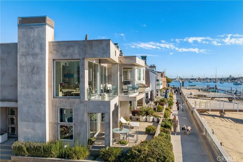 Newport Beach, CA 92662,512 S Bay Front