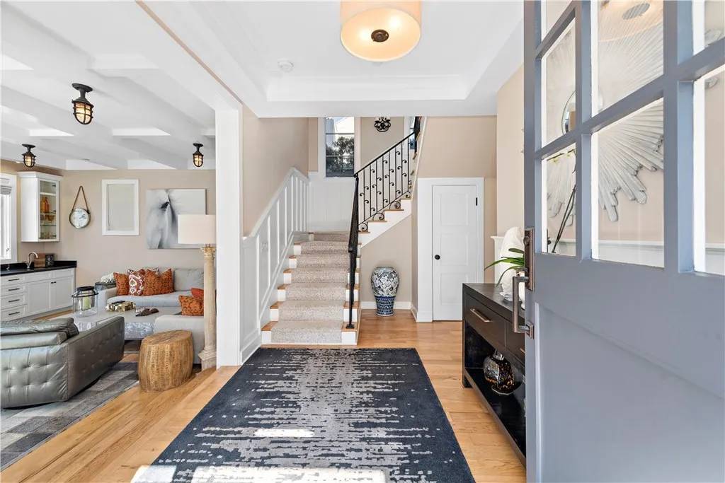 Corona Del Mar, CA 92625,212 Marguerite Avenue