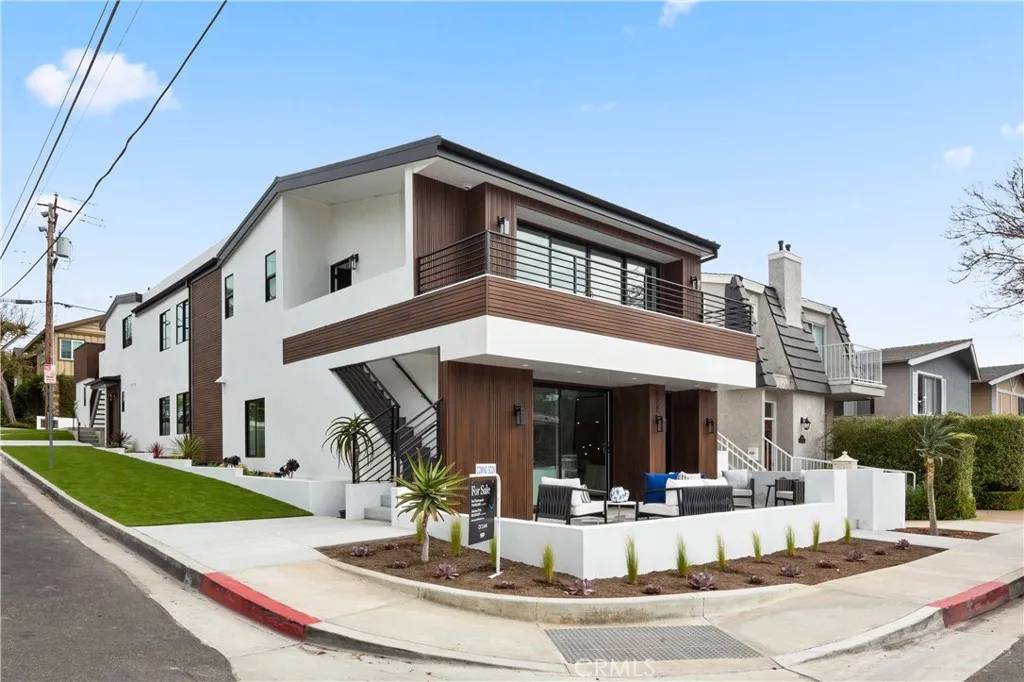 Corona Del Mar, CA 92625,520 Iris Avenue