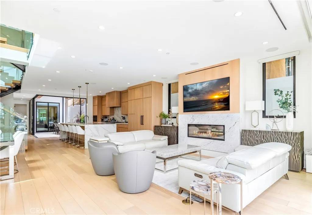 Corona Del Mar, CA 92625,221 Heliotrope Avenue