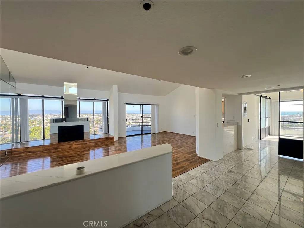 Newport Beach, CA 92663,270 Cagney Lane #311
