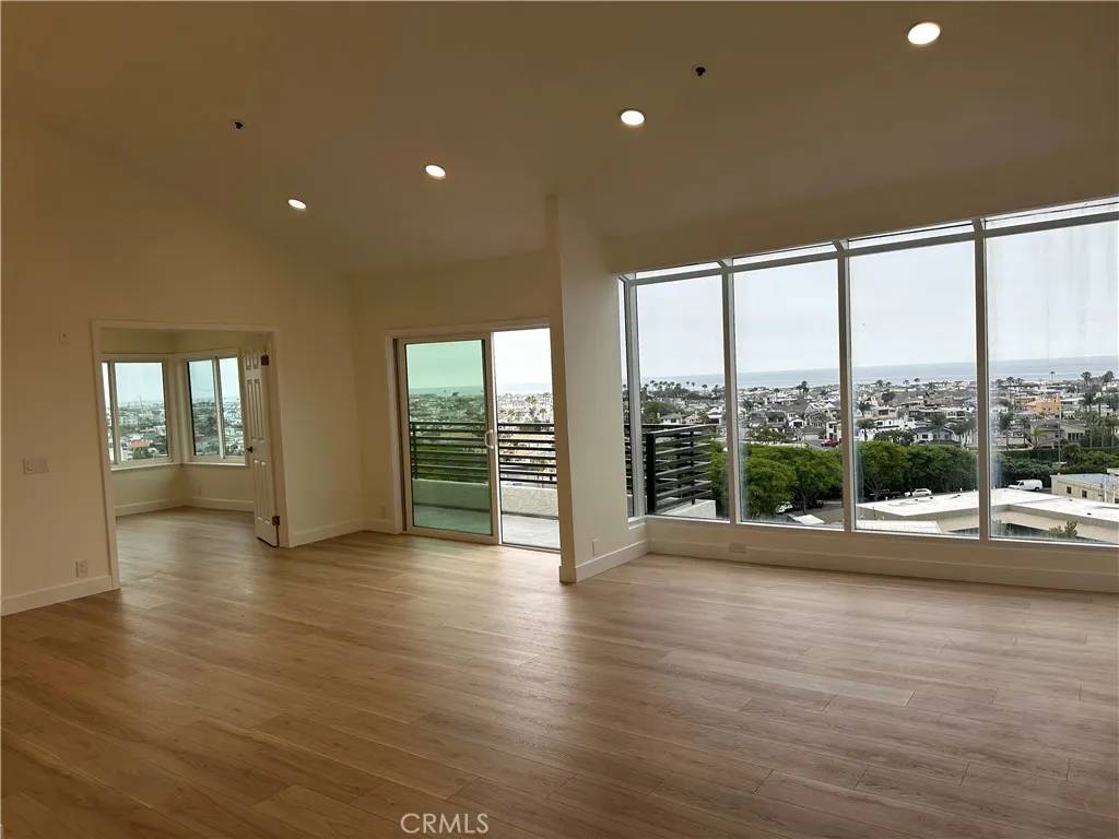 Newport Beach, CA 92663,230 Lille Lane #308