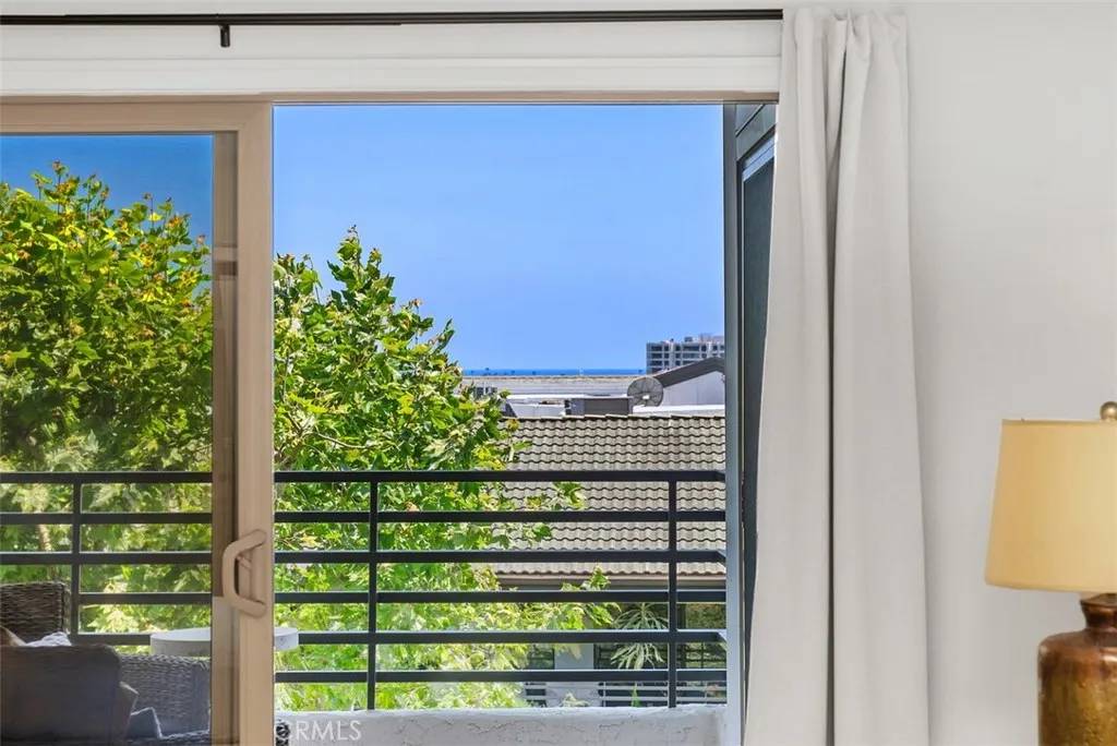 Newport Beach, CA 92663,260 Cagney Lane #206