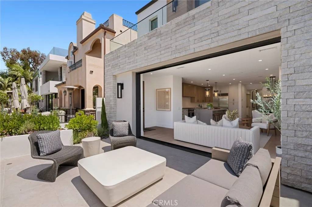 Corona Del Mar, CA 92625,430 Fernleaf Avenue