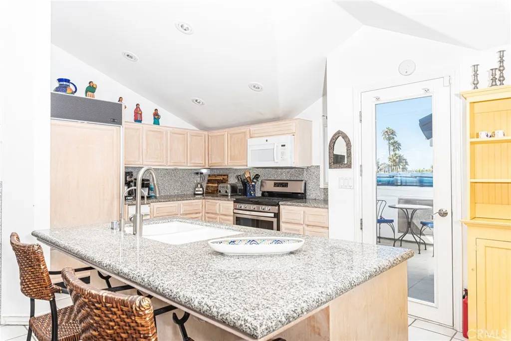Newport Beach, CA 92663,1720 W Oceanfront #B