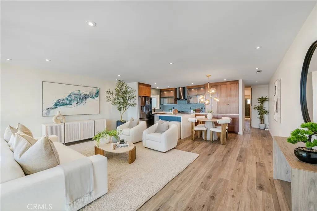 Long Beach, CA 90803,3901 E Livingston Drive #402