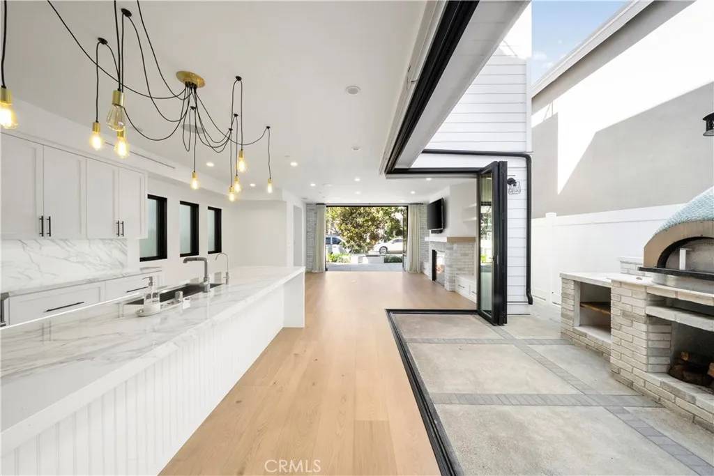 Corona Del Mar, CA 92625,616 Acacia