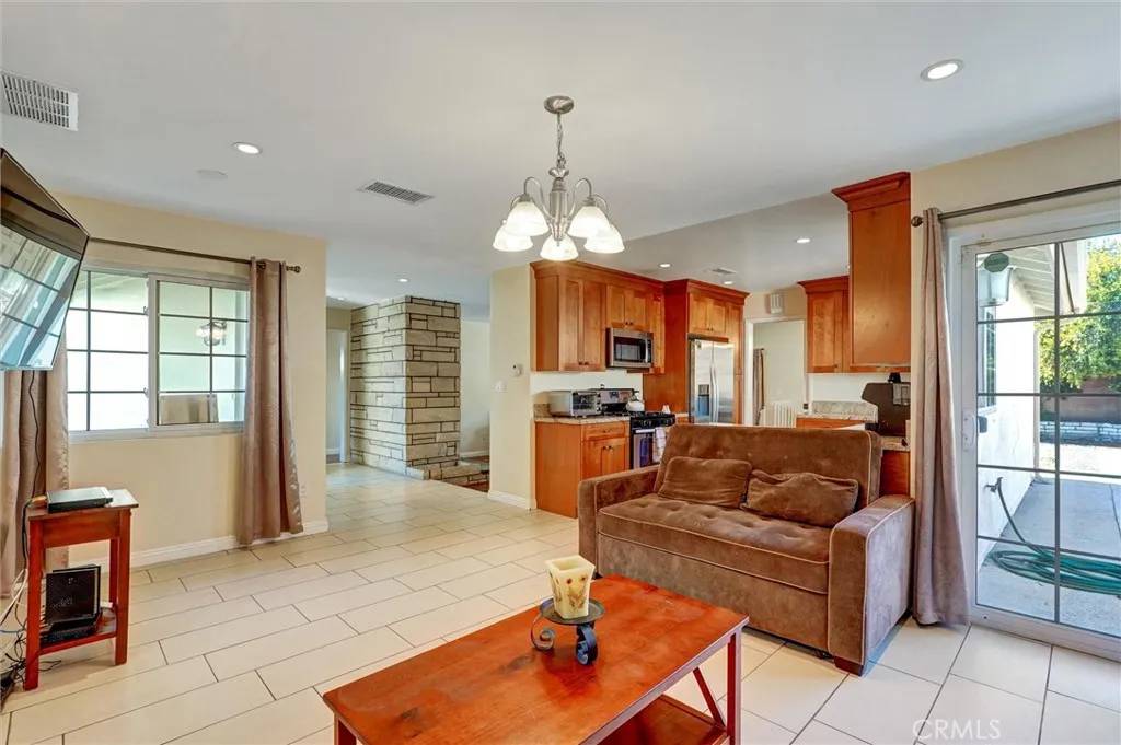 Chatsworth, CA 91311,10401 Hanna