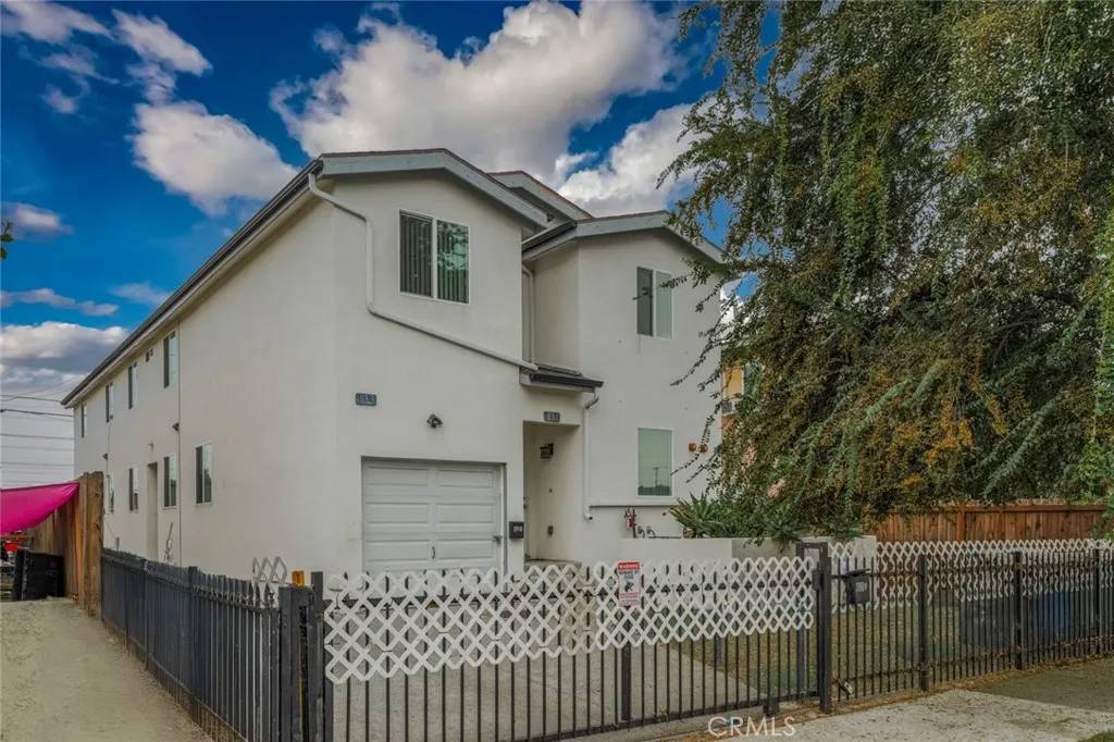 Los Angeles, CA 90059,831 E 109th