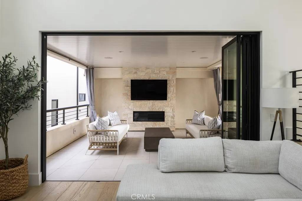 Corona Del Mar, CA 92625,422 Larkspur Avenue