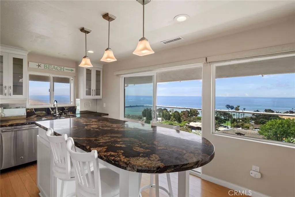 Laguna Beach, CA 92651,21682 Ocean Vista Drive #D
