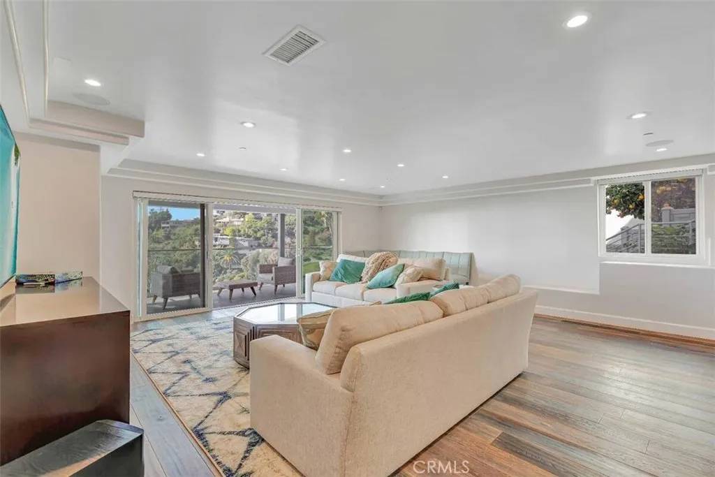 Laguna Beach, CA 92651,986 Oriole Drive