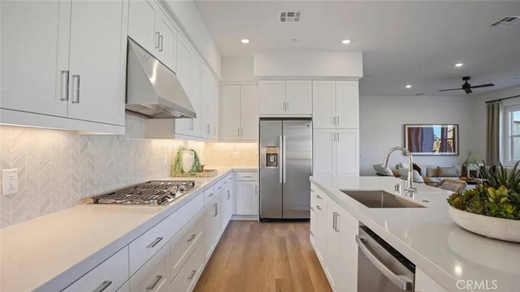 Irvine, CA 92618,236 Knot