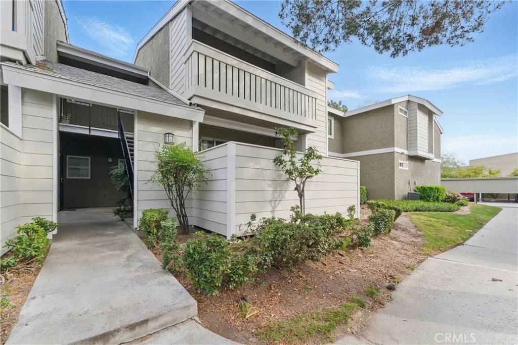 Saugus, CA 91350,27645 Susan Beth Way #B