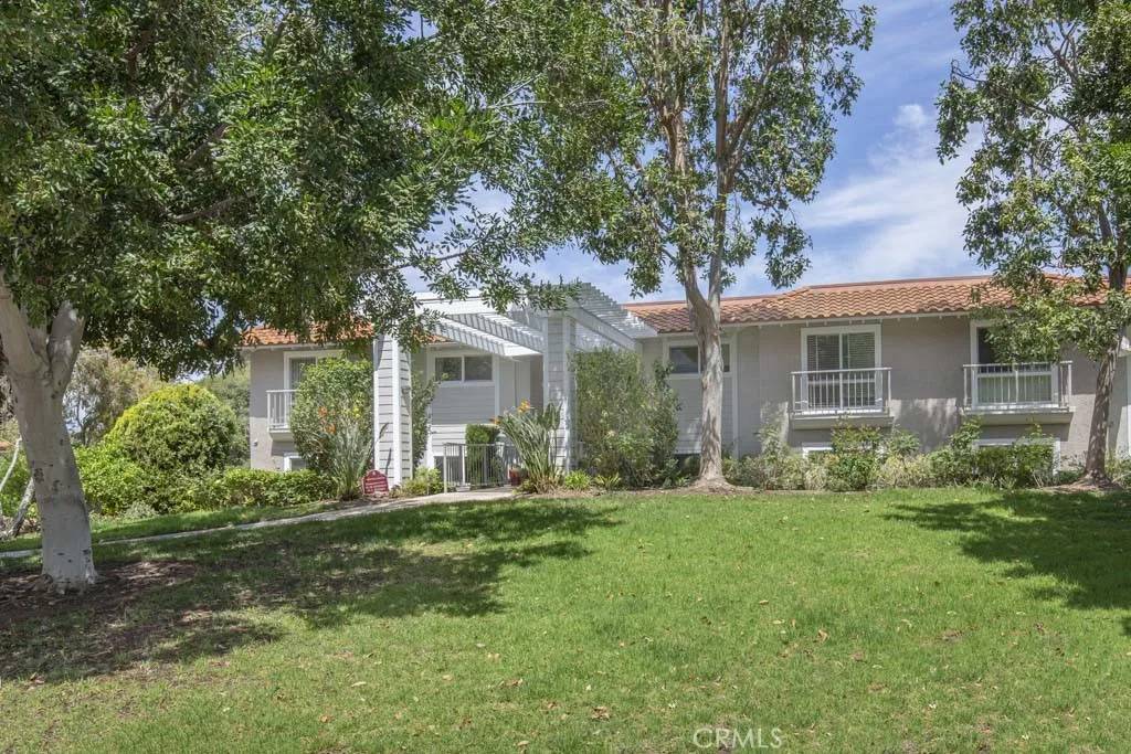 Laguna Woods, CA 92637,3303 Via Carrizo #A