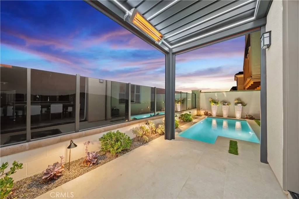 Irvine, CA 92618,208 Canterbury