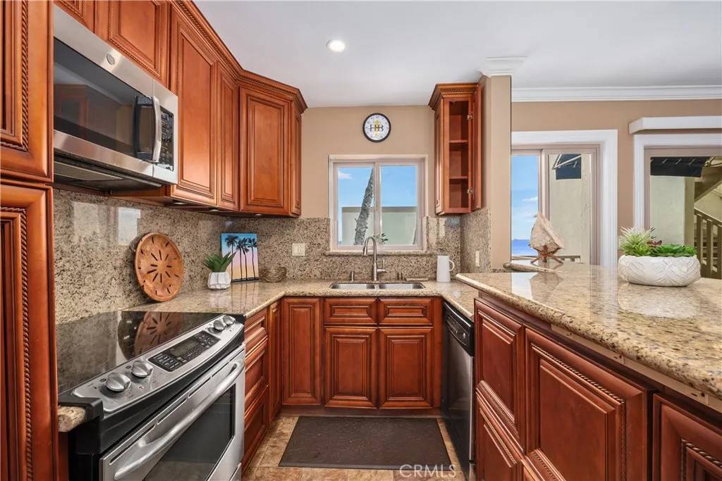 Huntington Beach, CA 92648,711 Pacific Coast #325