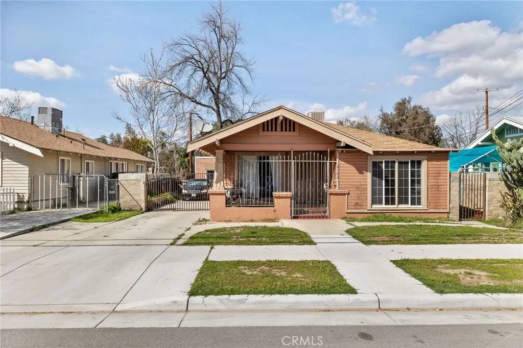 Bakersfield, CA 93304,2122 Palm Street
