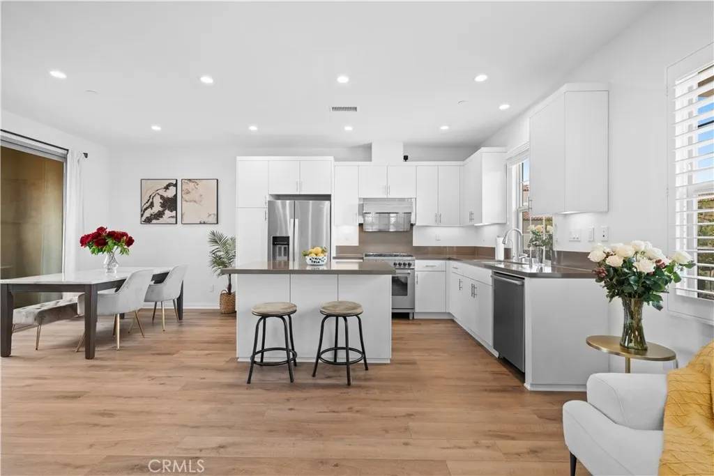 Irvine, CA 92618,118 Outwest