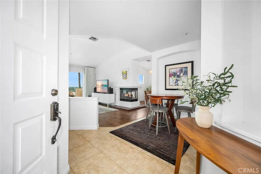 Huntington Beach, CA 92649,5142 Warner #305
