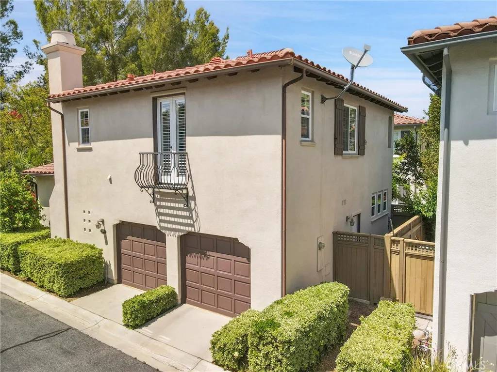 Valencia, CA 91355,26916 Carmelita Drive