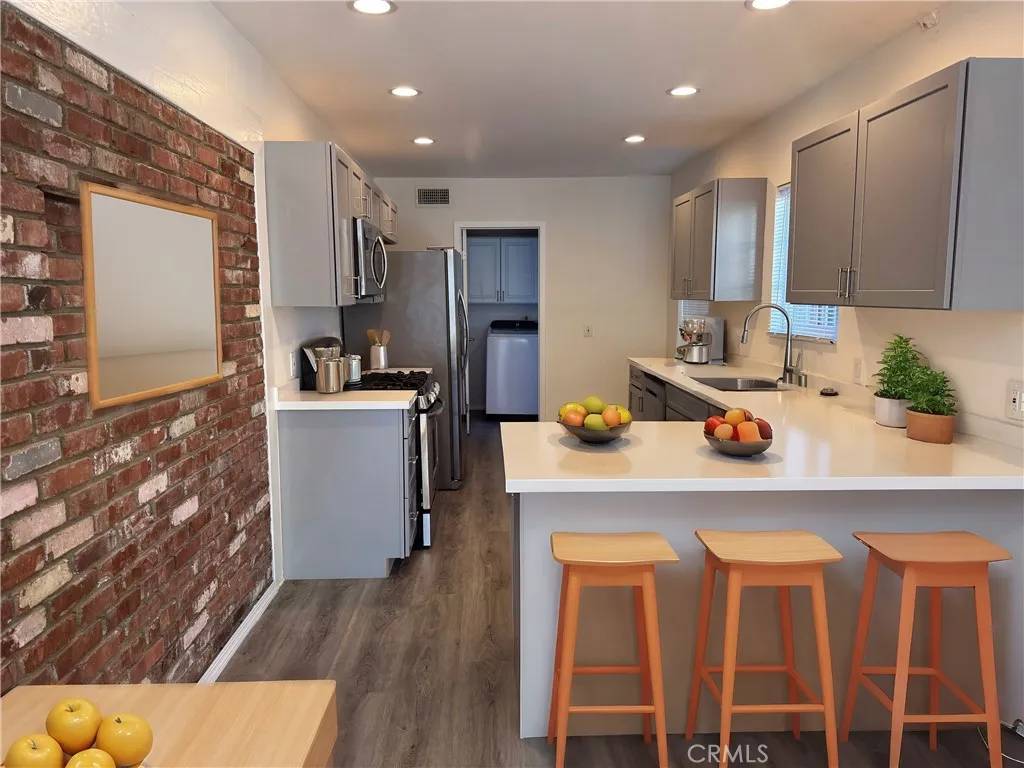 Woodland Hills, CA 91367,23308 Friar Street