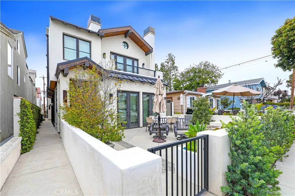 Corona Del Mar, CA 92625,519 Larkspur Avenue
