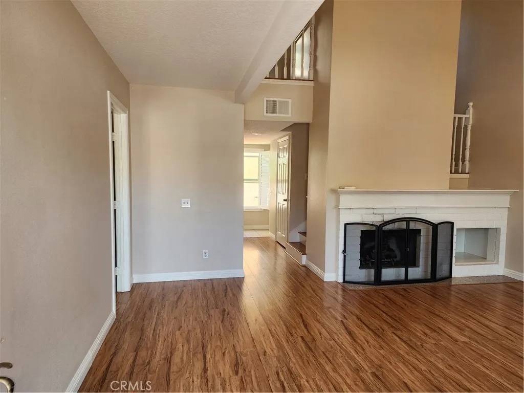 Irvine, CA 92612,32 Oxford #35