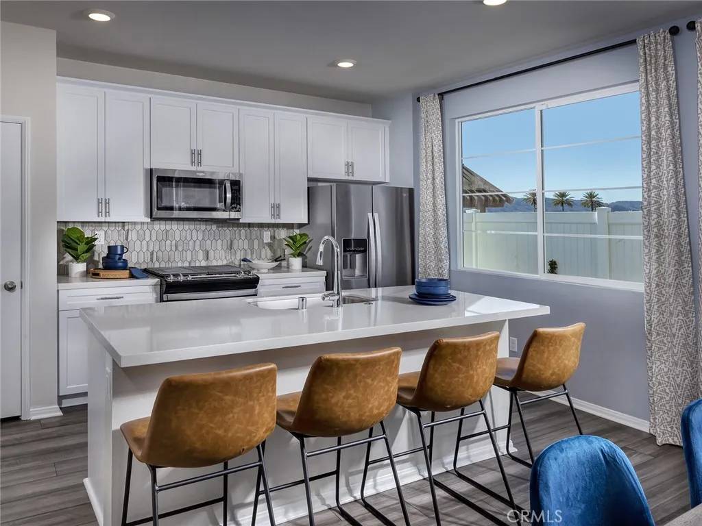 Redlands, CA 92374,2123 Bergamot Street