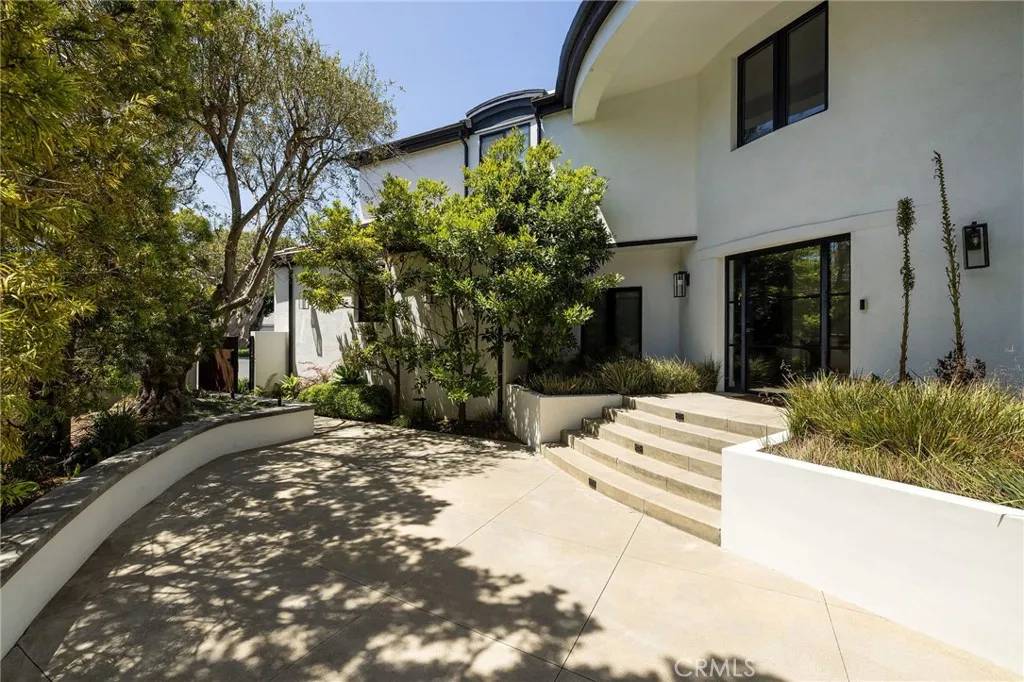 Huntington Beach, CA 92648,19476 Woodlands Drive