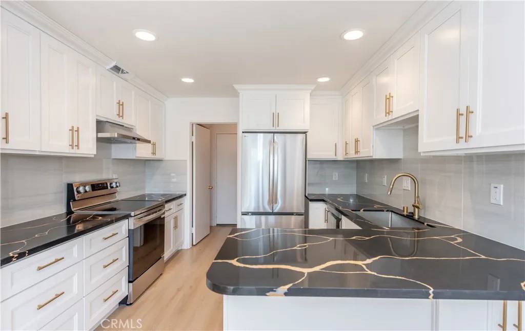 Irvine, CA 92612,154 Stanford Court #77