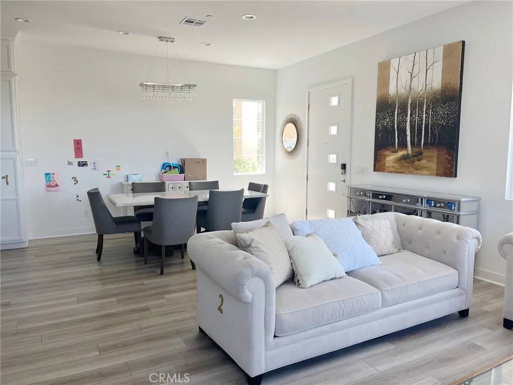 Irvine, CA 92618,215 Sawbuck