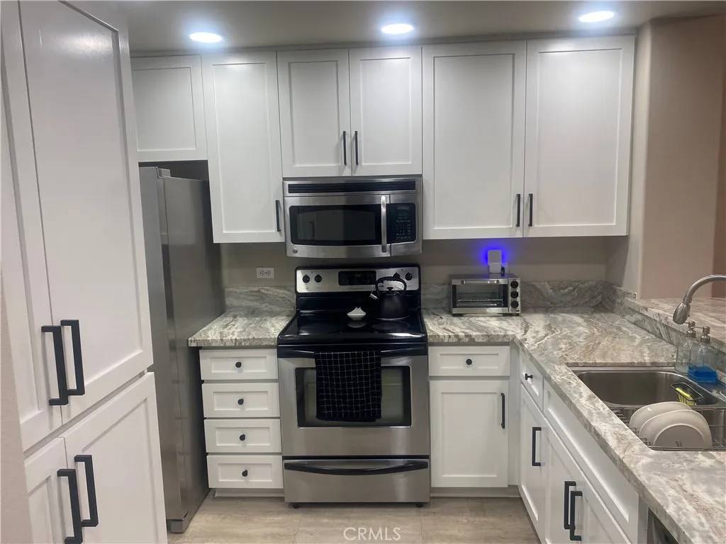 Irvine, CA 92612,2233 Martin #208