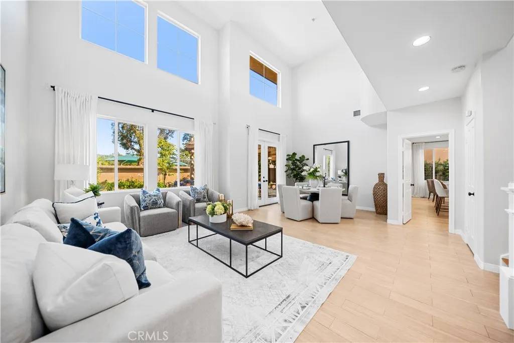 Irvine, CA 92606,12 Vienne