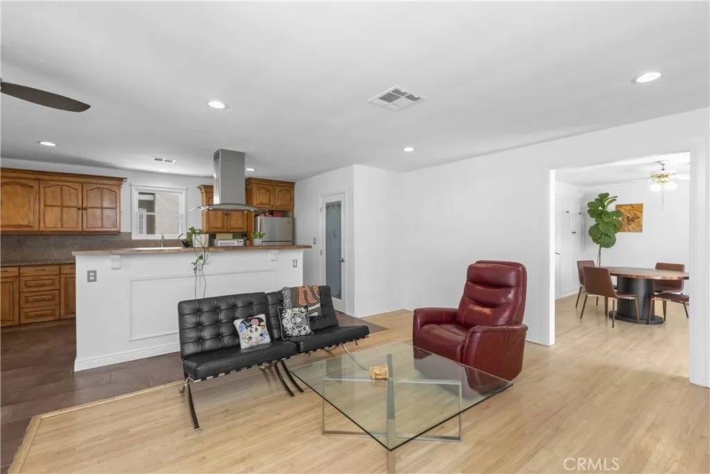 Van Nuys, CA 91406,6700 Densmore Avenue