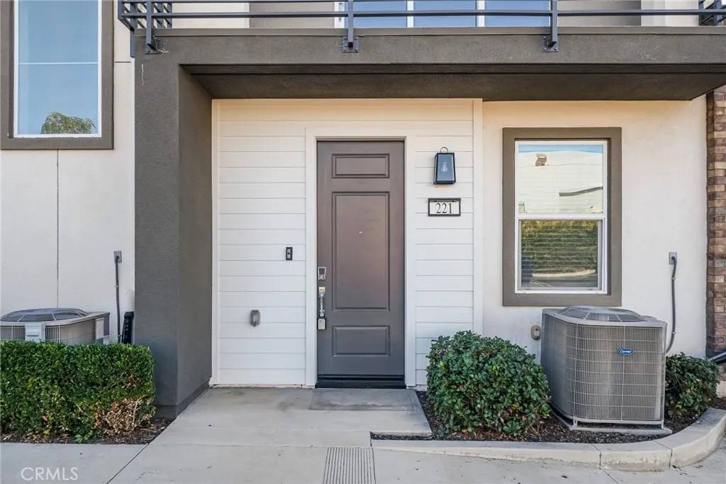 Lake Forest, CA 92630,221 Carmona