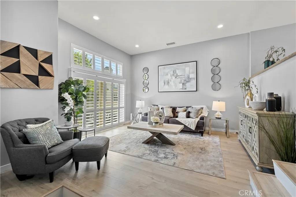 Irvine, CA 92603,3 Summer Breeze