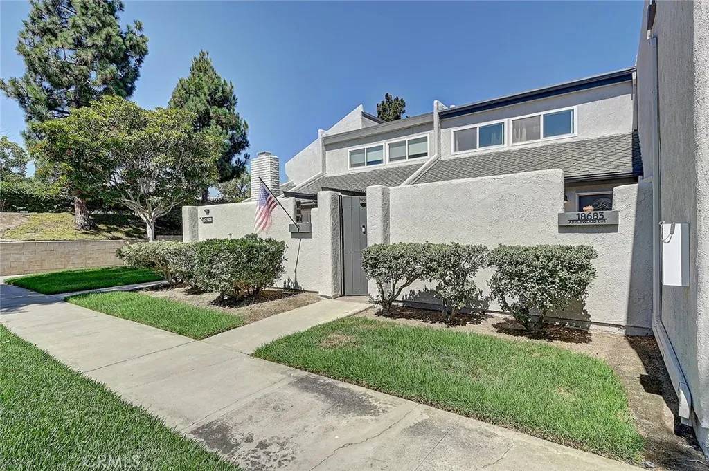 Huntington Beach, CA 92646,18683 Applewood Circle #16