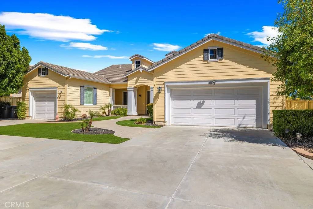 Lake Elsinore, CA 92532,2 Palmieki