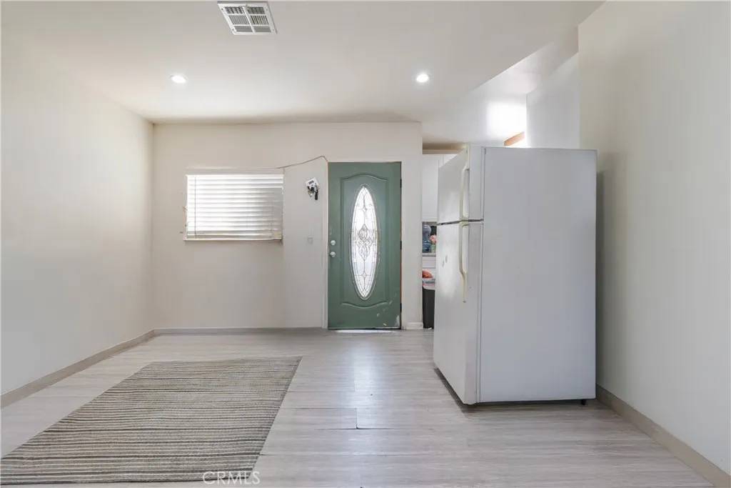 Los Angeles, CA 90003,421 E 65th