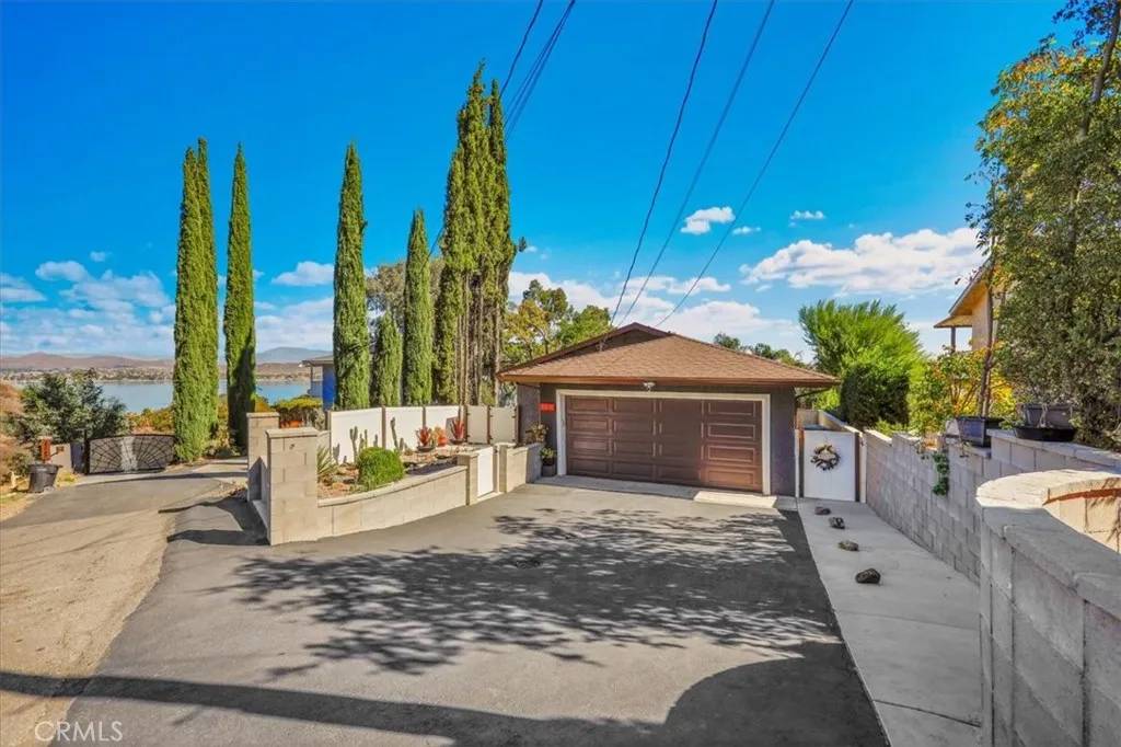 Lake Elsinore, CA 92530,33230 Hollister