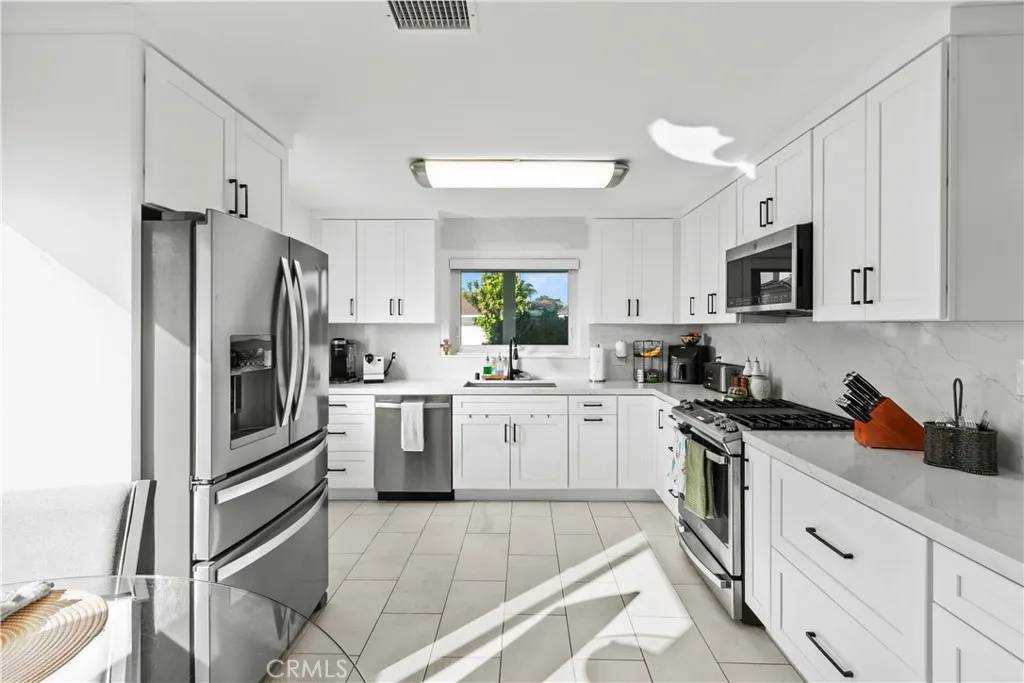 Huntington Beach, CA 92647,8572 Arnett