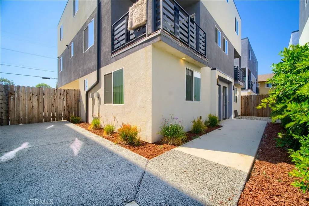 Los Angeles, CA 90006,1427 S New Hampshire Avenue