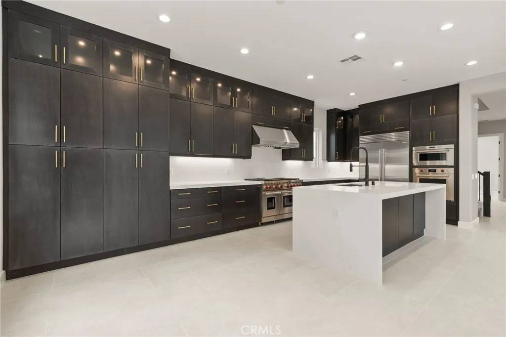 Irvine, CA 92618,204 Stage