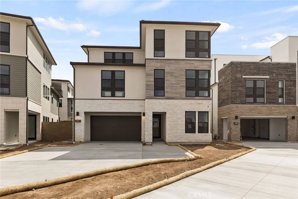 Irvine, CA 92618,204 Stage