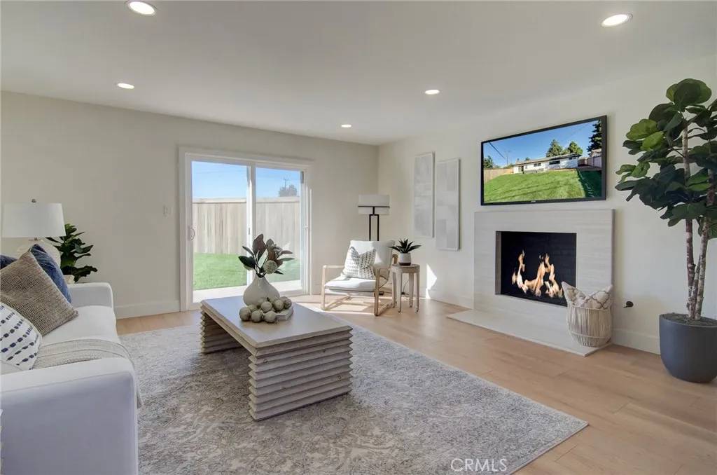 Huntington Beach, CA 92647,8652 Royer