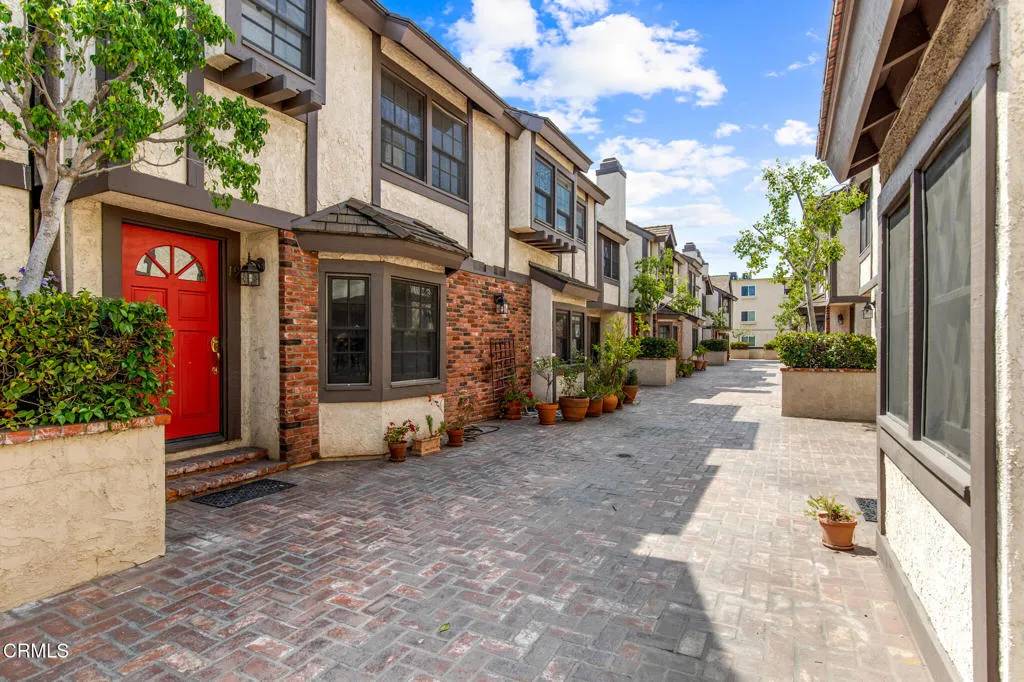 Valley Village, CA 91607,11940 Weddington Street #19