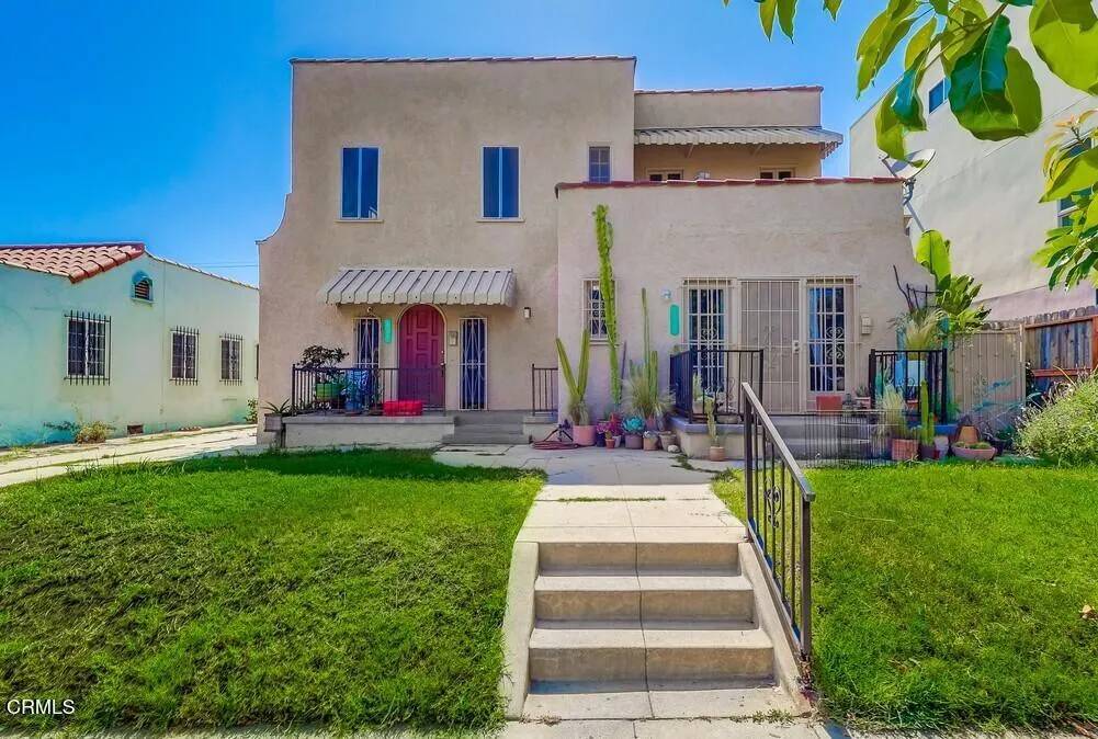 Los Angeles, CA 90038,833 Ridgewood Place North